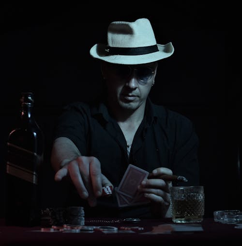Unibet Suomi harrastaa kekseliästä sponsorointia suomalaisjulkkiksilla