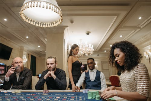 Unibet Suomi harrastaa kekseliästä sponsorointia suomalaisjulkkiksilla